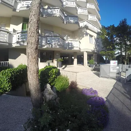 Modern And Finely Refurbished Apartment