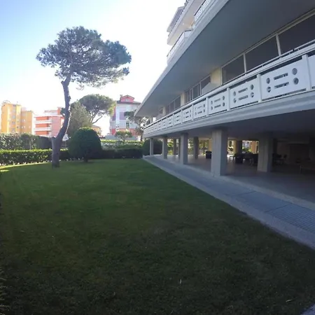 Modern And Finely Refurbished Apartment *