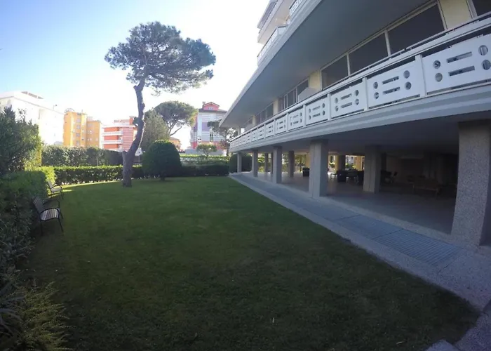 Modern And Finely Refurbished Lejlighed *